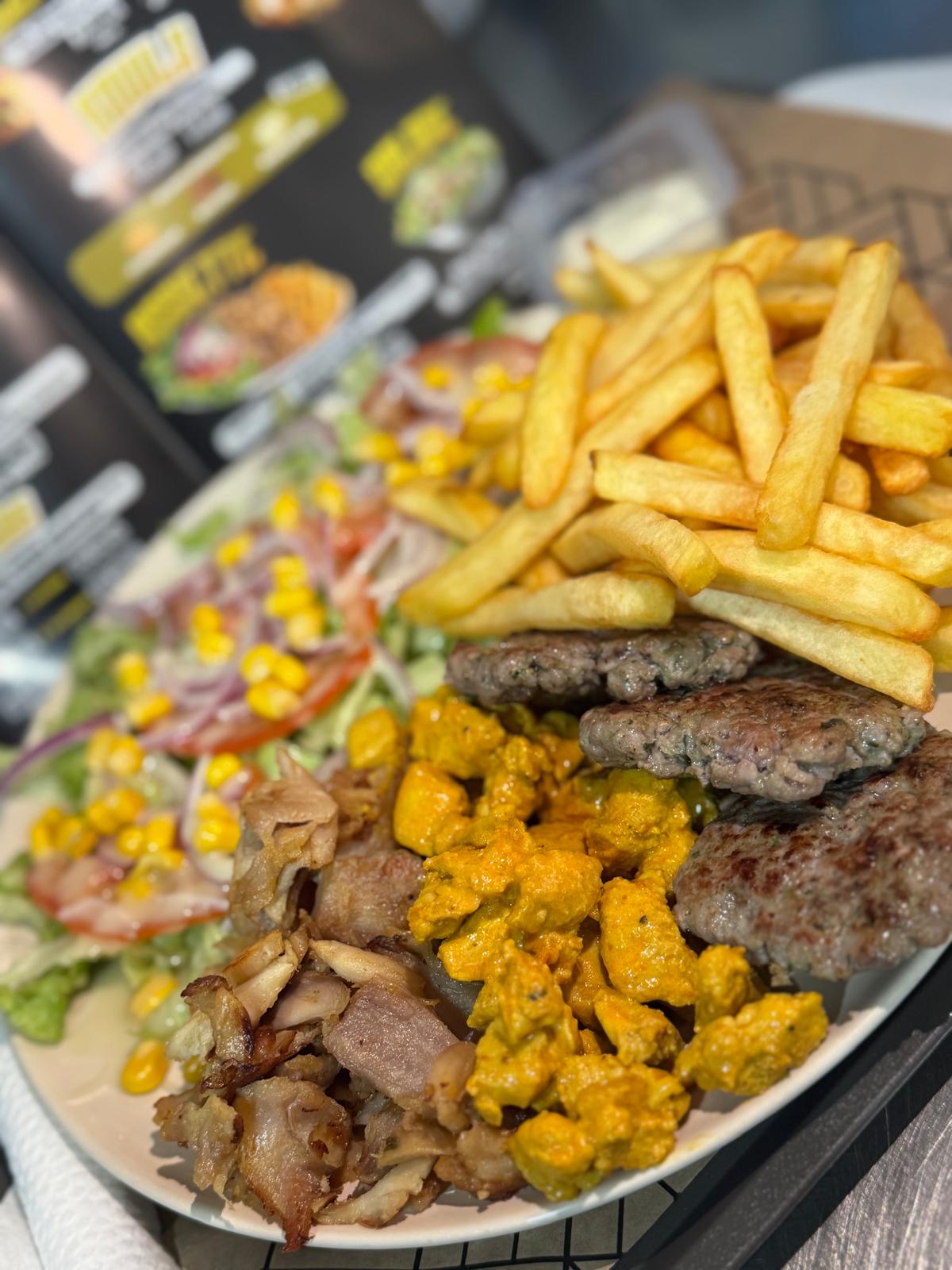 Assiette kebab du Snack KhalisO à Sainte-Cécile-les-Vignes